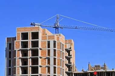 İnşaat alanı inşaatı kule vinçleriyle yapılıyor