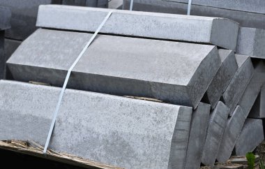 İnşaat alanındaki paletlere kaldırım taşı yığını