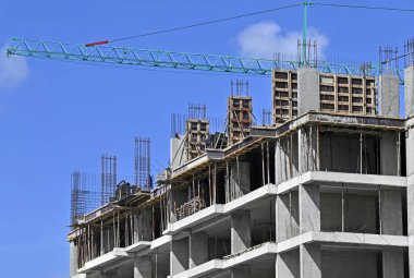 Biçimlendirmeli ve mavi gökyüzü olan inşaat alanı