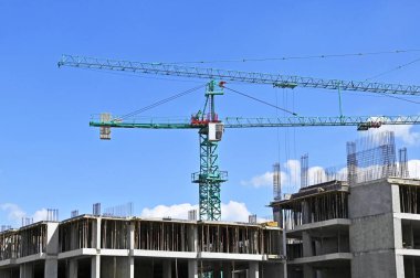 Kule Vinç ve mavi gökyüzü ile inşaat alanı