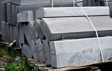 İnşaat alanındaki paletlere kaldırım taşı yığını