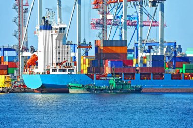 Odessa, Ukrayna 'da vinç altında konteynır ve sığınak gemisi