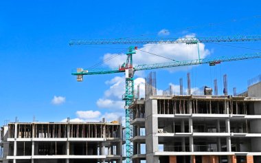 Kule Vinç ve mavi gökyüzü ile inşaat alanı