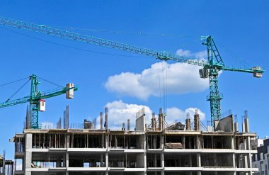 Yeni inşaat alanı vinçlerle çalışıyor