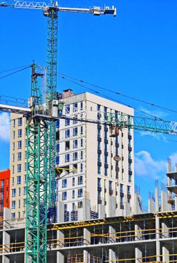 Yeni inşaat alanı vinçlerle çalışıyor