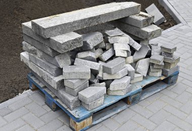 İnşaat alanında kaldırım taşı yığını