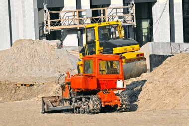 Şehir şantiyesinde buldozer ve sıkıştırıcı