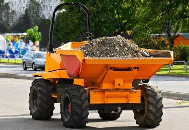 Yol işlerinde ve yol tabelasında mini çöplük