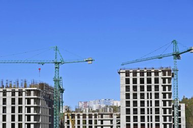 Kule Vinç ve mavi gökyüzü ile inşaat alanı