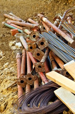 İnşaat alanında yapı iskelesi (biçimlendirme desteği), armatür ve kiriş