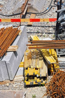 İnşaat alanında zemin kiriş ve armatür