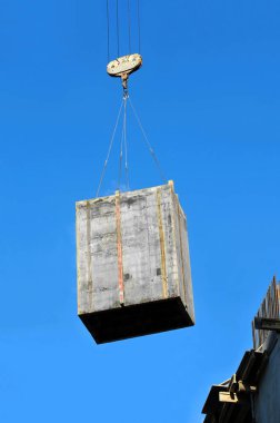 İnşaat alanındaki beton için vinç kaldırma