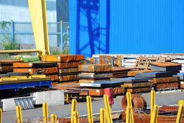 Haddelenmiş çelik sac fabrika depo üzerinde yığılmış