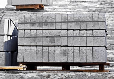 İnşaat alanındaki paletlerin üzerinde merdiven yığını