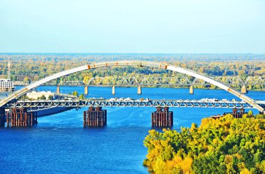 Köprü inşaatı Dinyeper nehri üzerinde, Kyiv, Ukrayna