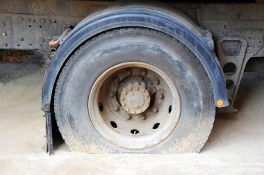 Terk edilmiş kamyonun tekeri kumlu topraklarda