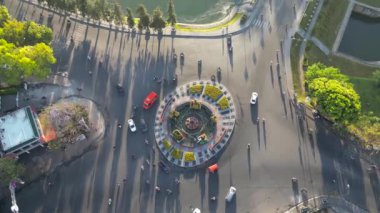 Dalat, Vietnam 'ın hava görüntüsü. Şehrin etrafındaki yol trafiği, üst manzara