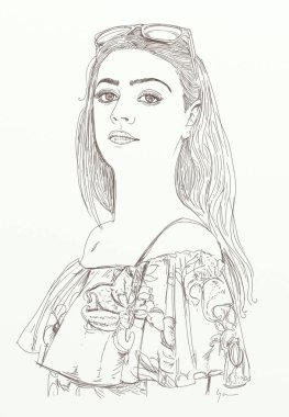 Gevşek saçlı ve güneş gözlüklü genç bir kadının portresi.