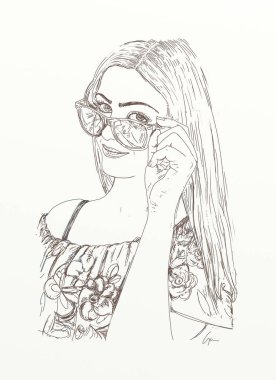 Gözlüklü bir kadının portresi. Kozmetik için tasarlanmış uzun saçlı genç bir adam.