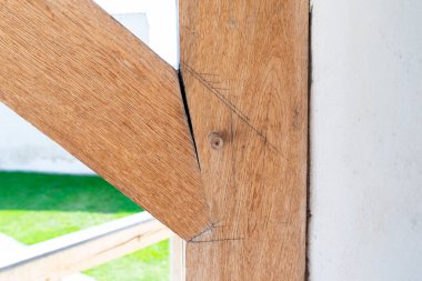 İnşaat Çerçevesinde Tahta Kiriş Yapısına Yakın plan