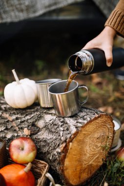  Birisi termostan sıcak çay ya da kahve dolduruyor.