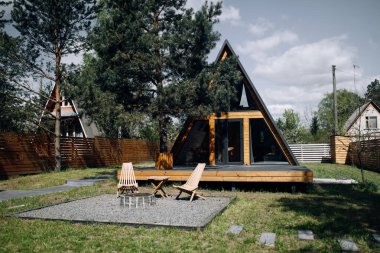 A-frame ev, ormandaki kulübe, eko ev, üçgen kulübe, ahşap mimari, kır tatili, orman kulübesi, küçük ev, şebeke dışı yaşam, glamping