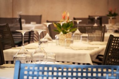 İtalya, Verona 'da bir restoranda zarif bir şekilde servis edilen masalar.