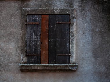 Kapalı ahşap panjurlu pencere, İtalya 'da Verona şehri.