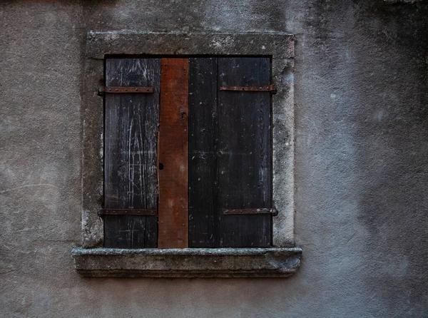 Παράθυρο Κλειστά Ξύλινα Παραθυρόφυλλα Πόλη Της Βερόνας Στην Ιταλία — Φωτογραφία Αρχείου