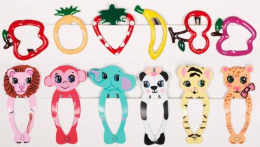 Küçük bir kız için renkli saç tokaları, meyveler ve hayvanların saç aksesuarları.