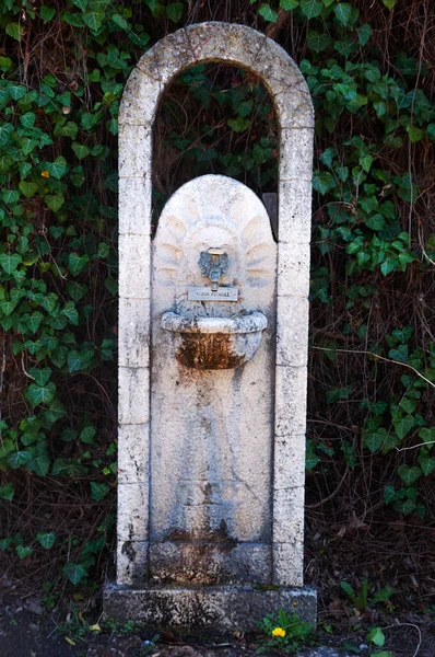 Vintage Szökőkút Ivóvízzel Egy Nyilvános Parkban Olaszországban — Stock Fotó