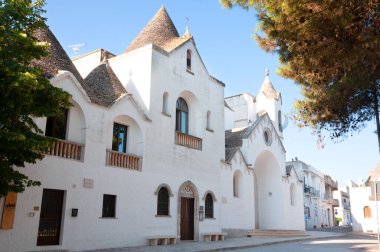 Alberobello 'daki geleneksel tarz kilise, Puglia bölgesi, İtalya