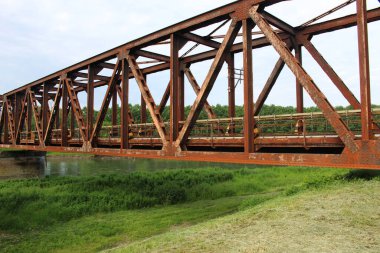 İtalya 'da bir nehir üzerinde eski bir demiryolu köprüsü