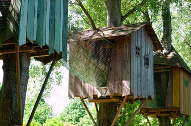 Yetişkinler ve çocuklar için macera parkındaki ağaç evler