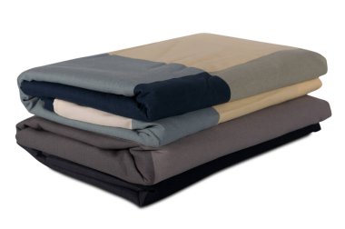 Beyaz arkaplanda izole edilmiş renkli çarşaf yığını