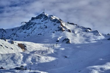 Kar Alpleri 'nde nefes kesen güzel panoramik manzara - Fransız Alp Dağları' nın etrafındaki karlı dağ zirveleri: Courchevel, Val Thorens, Meribel (Les Trois Vallees), Fransa.