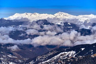 Kar Alpleri 'nde nefes kesen güzel panoramik manzara - Fransız Alp Dağları' nın etrafındaki karlı dağ zirveleri: Courchevel, Val Thorens, Meribel (Les Trois Vallees), Fransa.