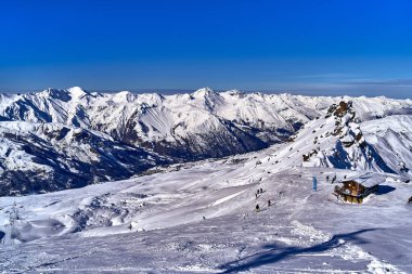 Kar Alpleri 'nde nefes kesen güzel panoramik manzara - Fransız Alp Dağları' nın etrafındaki karlı dağ zirveleri: Courchevel, Val Thorens, Meribel (Les Trois Vallees), Fransa.