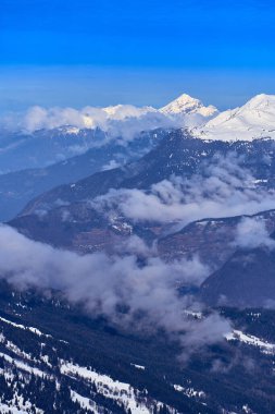 Kar Alpleri 'nde nefes kesen güzel panoramik manzara - Fransız Alp Dağları' nın etrafındaki karlı dağ zirveleri: Courchevel, Val Thorens, Meribel (Les Trois Vallees), Fransa.