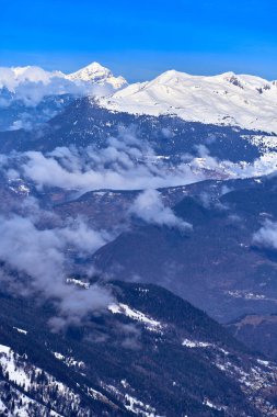 Kar Alpleri 'nde nefes kesen güzel panoramik manzara - Fransız Alp Dağları' nın etrafındaki karlı dağ zirveleri: Courchevel, Val Thorens, Meribel (Les Trois Vallees), Fransa.