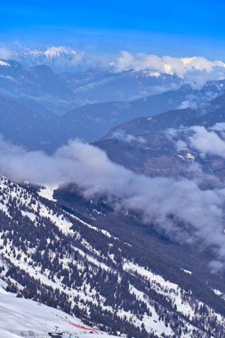 Kar Alpleri 'nde nefes kesen güzel panoramik manzara - Fransız Alp Dağları' nın etrafındaki karlı dağ zirveleri: Courchevel, Val Thorens, Meribel (Les Trois Vallees), Fransa.