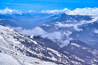 Kar Alpleri 'nde nefes kesen güzel panoramik manzara - Fransız Alp Dağları' nın etrafındaki karlı dağ zirveleri: Courchevel, Val Thorens, Meribel (Les Trois Vallees), Fransa.