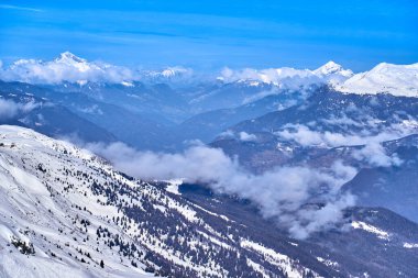 Kar Alpleri 'nde nefes kesen güzel panoramik manzara - Fransız Alp Dağları' nın etrafındaki karlı dağ zirveleri: Courchevel, Val Thorens, Meribel (Les Trois Vallees), Fransa.