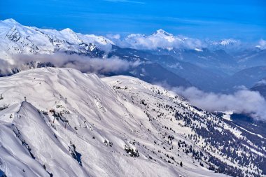 Kar Alpleri 'nde nefes kesen güzel panoramik manzara - Fransız Alp Dağları' nın etrafındaki karlı dağ zirveleri: Courchevel, Val Thorens, Meribel (Les Trois Vallees), Fransa.