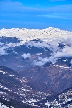 Kar Alpleri 'nde nefes kesen güzel panoramik manzara - Fransız Alp Dağları' nın etrafındaki karlı dağ zirveleri: Courchevel, Val Thorens, Meribel (Les Trois Vallees), Fransa.
