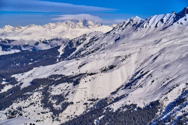 Kar Alpleri 'nde nefes kesen güzel panoramik manzara - Fransız Alp Dağları' nın etrafındaki karlı dağ zirveleri: Courchevel, Val Thorens, Meribel (Les Trois Vallees), Fransa.