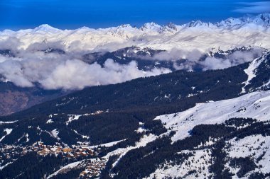 Kar Alpleri 'nde nefes kesen güzel panoramik manzara - Fransız Alp Dağları' nın etrafındaki karlı dağ zirveleri: Courchevel, Val Thorens, Meribel (Les Trois Vallees), Fransa.