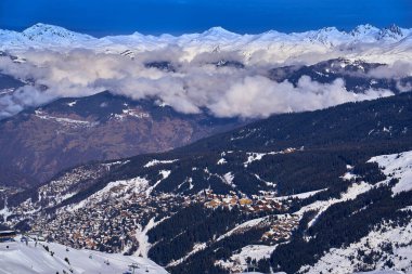 Kar Alpleri 'nde nefes kesen güzel panoramik manzara - Fransız Alp Dağları' nın etrafındaki karlı dağ zirveleri: Courchevel, Val Thorens, Meribel (Les Trois Vallees), Fransa.