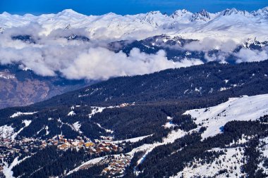 Kar Alpleri 'nde nefes kesen güzel panoramik manzara - Fransız Alp Dağları' nın etrafındaki karlı dağ zirveleri: Courchevel, Val Thorens, Meribel (Les Trois Vallees), Fransa.