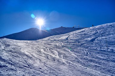 Kar Alpleri 'nde nefes kesen güzel panoramik manzara - Fransız Alp Dağları' nın etrafındaki karlı dağ zirveleri: Courchevel, Val Thorens, Meribel (Les Trois Vallees), Fransa.